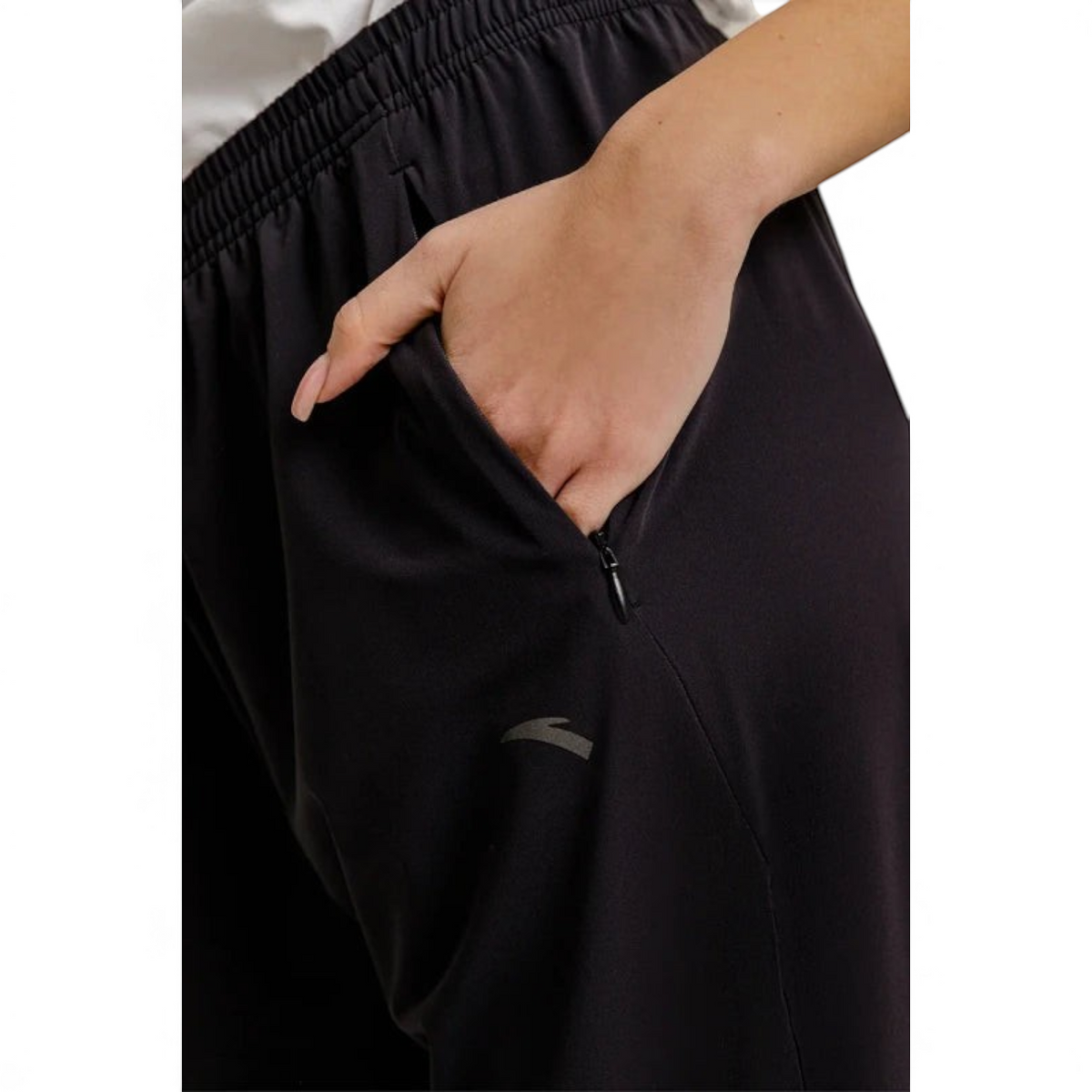 FRG ANTA A-Cool black ankle pants featuring a zippered side pocket and elastic waistband for active wear