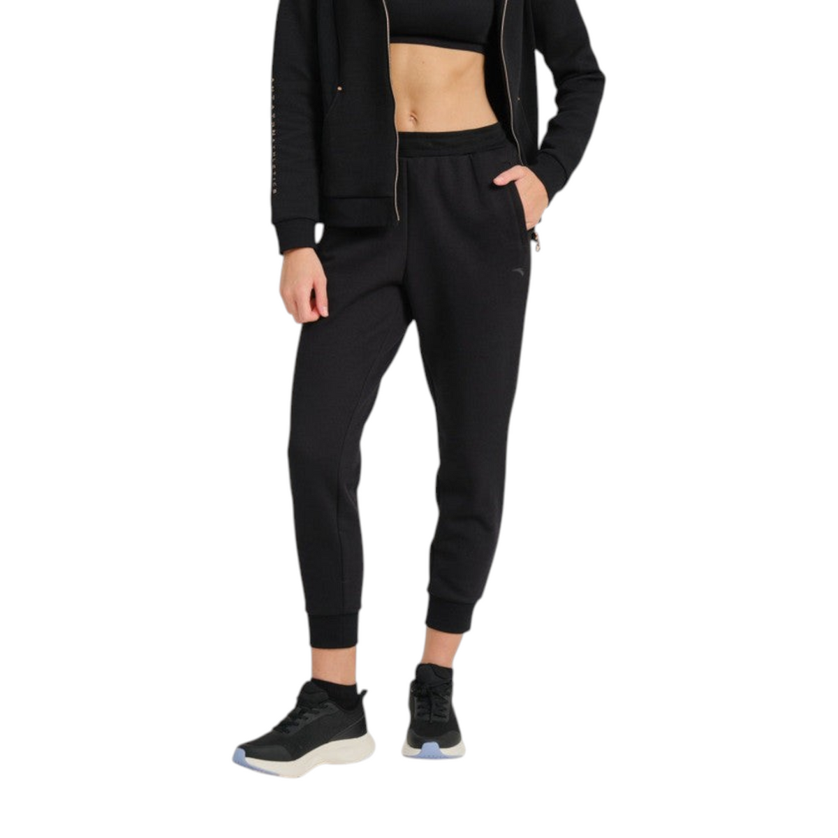FRG ANTA A-Sports Shape black knit ankle pants on a model, featuring a comfortable fit and tapered leg design.