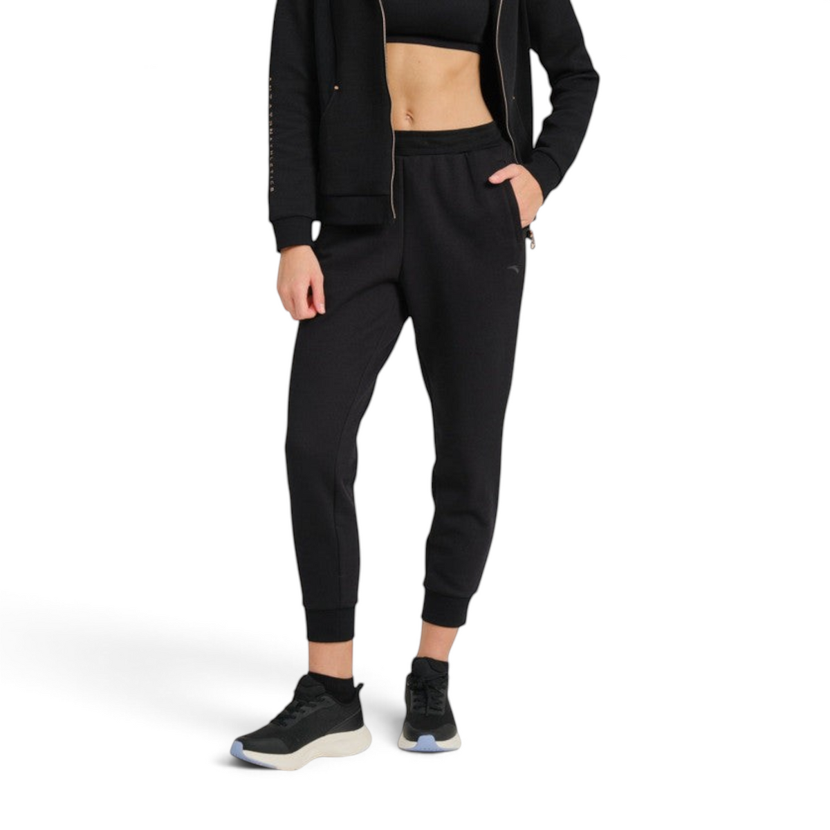 FRG ANTA A-Sports Shape black knit ankle pants on a model, featuring a comfortable fit and tapered leg design.